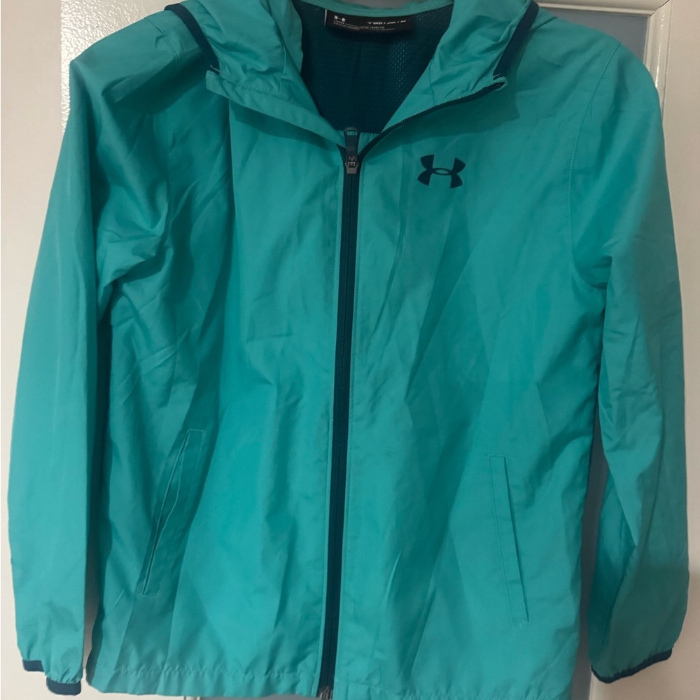 Under Armour Lightweight Jacket boys size medium.  Converts into backpack bag